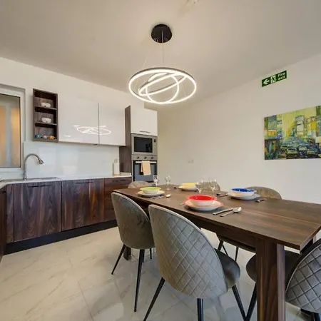 Bright & Modern Three Bedroom Near The Sea With Terrace & Sea Views Apartamento *