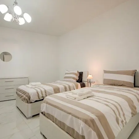 Bright & Modern Three Bedroom Near The Sea With Terrace & Sea Views Apartamento St. Paul's Bay