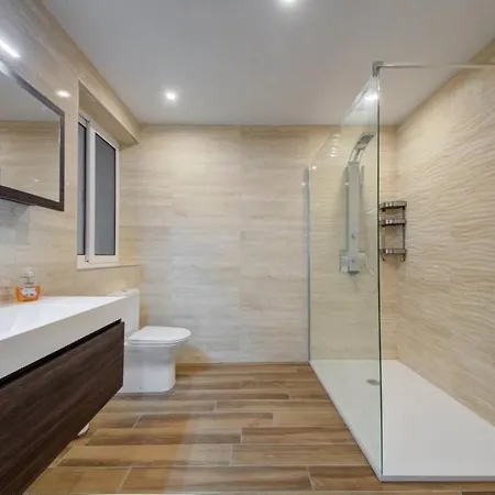 Bright & Modern Three Bedroom Near The Sea With Terrace & Sea Views *