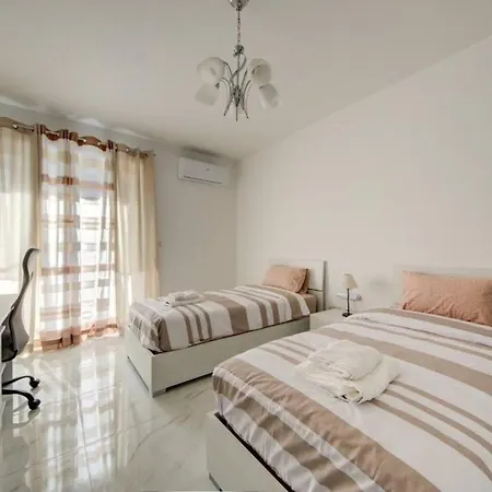 Bright & Modern Three Bedroom Near The Sea With Terrace & Sea Views * St. Paul's Bay