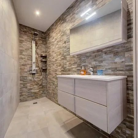 Bright & Modern Three Bedroom Near The Sea With Terrace & Sea Views * St. Paul's Bay