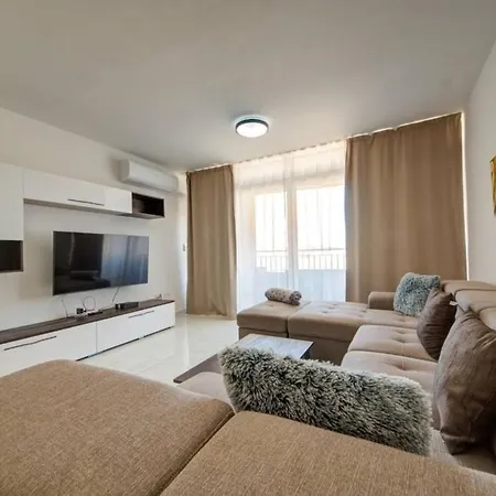 Апартаменты Lavish 3brm In St Pauls Bay Close To The Sea