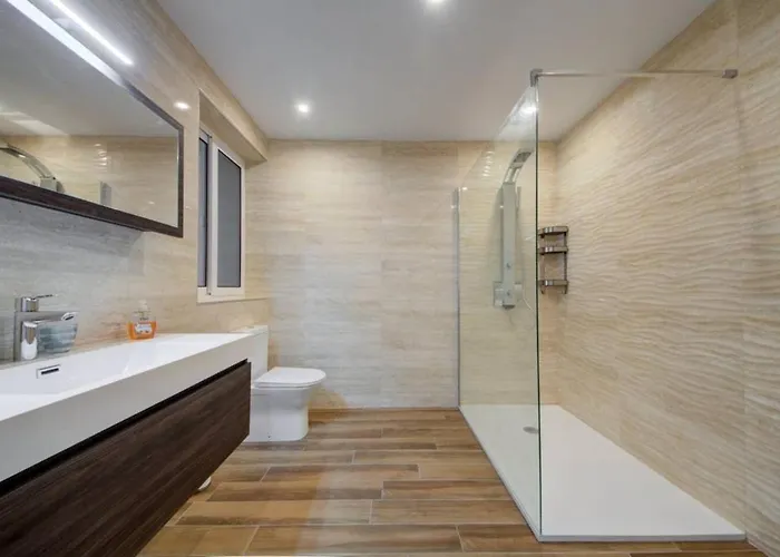 Bright & Modern Three Bedroom Near The Sea With Terrace & Sea Views *