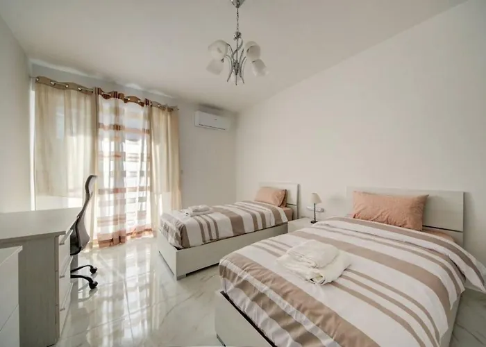 Bright & Modern Three Bedroom Near The Sea With Terrace & Sea Views * St. Paul's Bay