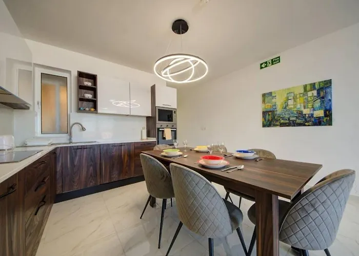 Bright & Modern Three Bedroom Near The Sea With Terrace & Sea Views Appartamento *