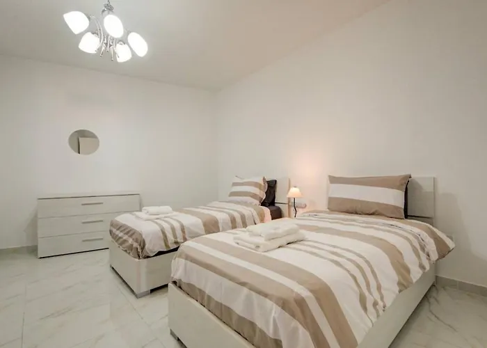 Bright & Modern Three Bedroom Near The Sea With Terrace & Sea Views Appartamento St. Paul's Bay