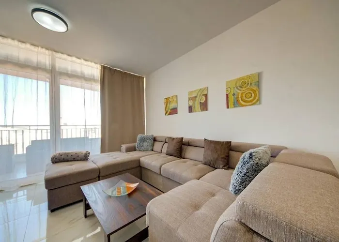 Bright & Modern Three Bedroom Near The Sea With Terrace & Sea Views *